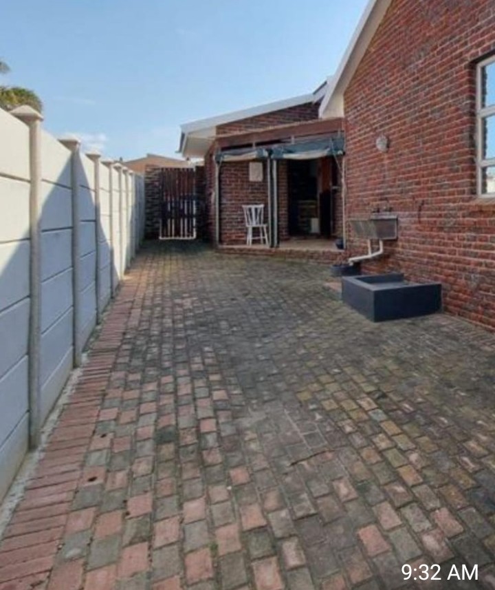 To Let 4 Bedroom Property for Rent in Wavecrest Eastern Cape